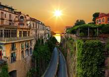 TAVASZKÖSZÖNTŐ A SORRENTÓI-FÉLSZIGETEN - Hajóval Positánóból Amalfiba, kellemes séta Capri-szigetén - Budapest, Repülő